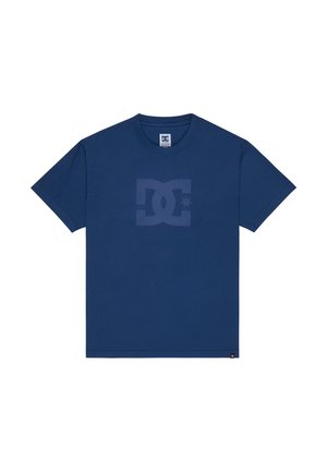 Marineblaues kurzärmeliges T-Shirt mit Rundhalsausschnitt und einem dezenten, tonalen DC-Logo, das mittig auf der Brust gedruckt ist.