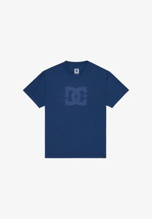 Marineblaues kurzärmeliges T-Shirt mit Rundhalsausschnitt und einem dezenten, tonalen DC-Logo, das mittig auf der Brust gedruckt ist.