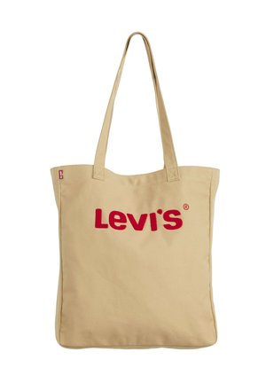 Beżowa torba na ramię z płótna z dwiema rączkami i czerwonym logo „Levi's” na środku frontu.