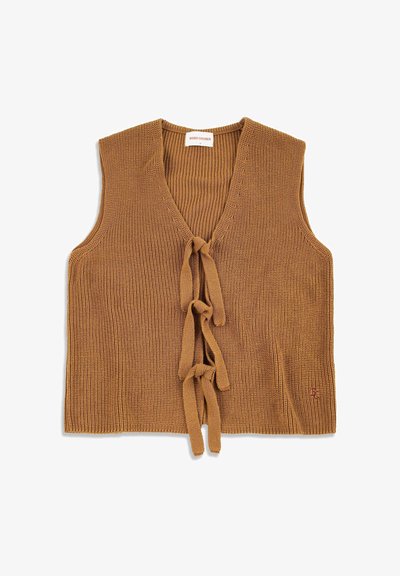 Veste sans manches en tricot marron avec trois fermetures à nouer à l'avant et un petit logo brodé en bas à droite.