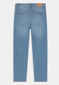 Jeans in denim azzurro chiaro con un design a gamba dritta, dotati di due tasche posteriori e una toppa in pelle marrone in vita. Tessuto morbido.