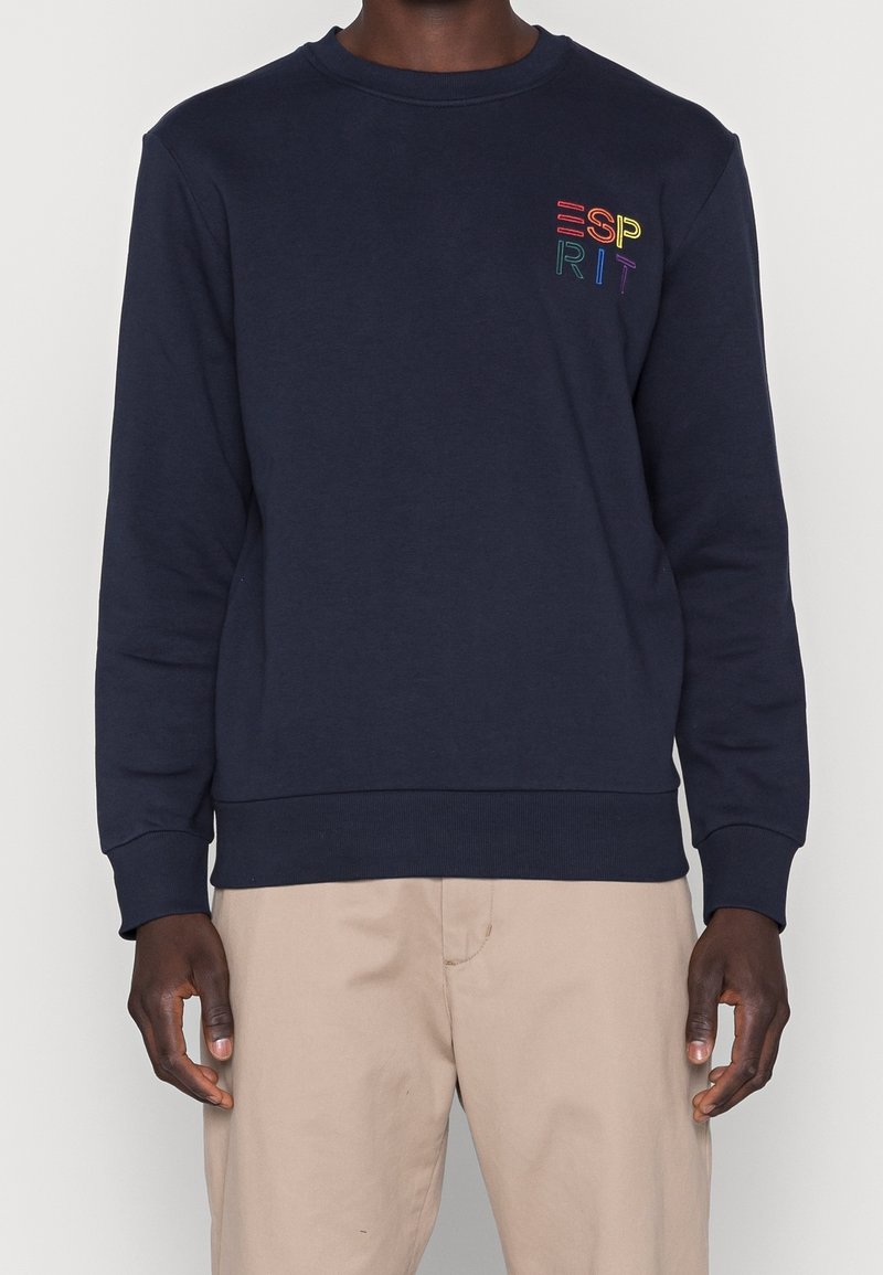 Tmavě modrá mikina z bavlněné směsi, s žebrovanými manžetami a lemem, s vícebarevným logem "ESP RIT" na hrudi.