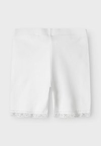 Bermudas blancas elásticas con cintura de goma y encaje en el fondo. Textura suave, diseñadas para la comodidad y facilidad de movimiento.