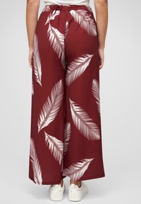 Cloud 5ive SOMMER MIT WEITEM BEINSCHNITT UND FEDERPRINT - Pantaloni - bordeaux