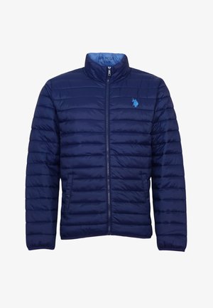 Sötétkék puffertakó, vízszintes varrásmintával, álló gallérral, elülső cipzárral, két oldalsó zsebbel és kis logóval a mellkason.