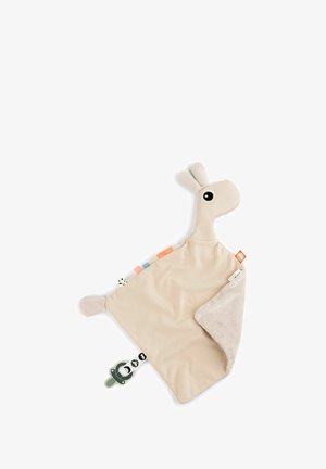 Zachte beige lama-vormige babydeken met oren, een groot oog, meerdere kleurrijke labeltjes en een bevestigde zwart-witte fopspeenclip.