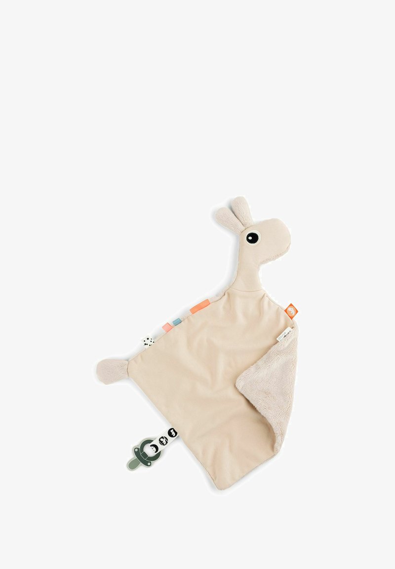 Doudou pour bébé en forme de lama de couleur beige doux, avec des oreilles, un grand œil, plusieurs étiquettes colorées et un clip de tétine noir et blanc attaché.