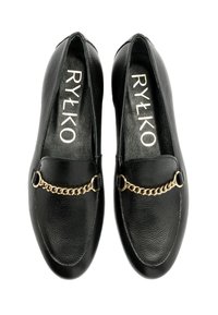 Czarne skórzane mokasyny o fakturowanym wykończeniu, z akcentem ze złotego łańcuszka na przodzie. Płaski design z zaokrąglonym noskiem.