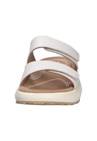 Sandalia blanca ajustable con punta abierta, dos tiras y plantilla acolchada, vista desde el frente sobre un fondo blanco.