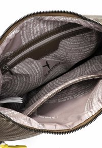 Rudas audinių maišelis su dviem skyriumi, šviesiai ruda pamušalu, kuriame yra pakartotinis teksto raštas ir mažas užtrauktukas kišenėje.