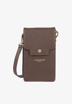 Borsa a tracolla in pelle marrone con chiusura a pattina, accessori in oro e dettaglio con logo. Presenta una tracolla removibile e una finitura testurizzata.