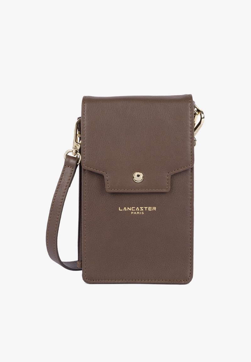 Sac bandoulière en cuir marron avec une fermeture à rabat, quincaillerie dorée et un détail de logo. Comprend une bandoulière amovible et une finition texturée.