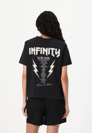 T-shirt noir à manches courtes avec une impression graphique au dos présentant le mot "INFINITY" et divers noms de villes, accentués par des éclairs.