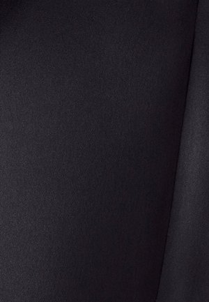 Tissu noir avec une texture lisse et un léger brillant. Il présente une couleur unie sans motifs, avec des plis visibles dans le matériau.