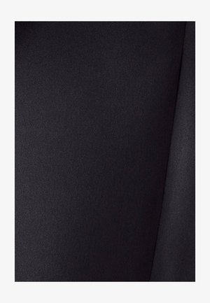 Tessuto nero con una texture liscia e una leggera lucentezza. Presenta un colore uniforme senza motivi, con pieghe visibili nel materiale.