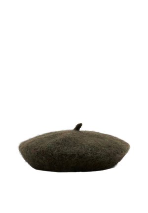 Béret en laine vert olive foncé avec une texture douce et une petite tige sur le dessus, présenté sur fond blanc.