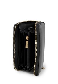 Portafoglio in pelle nera con zip dorata. Presenta più scomparti, tra cui una tasca con zip e slot per carte. Texture liscia.