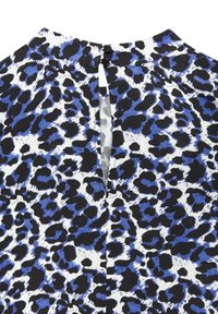 Leopardenmuster-Bluse in Weiß, Schwarz und Blau mit hohem Kragen, Rückenschlitz mit zwei schwarzen Knöpfen und glatter Stofftextur.