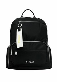 Zwarte stoffen rugzak met meerdere ritssluitingen. Bevat een logo-label, zilveren hardware en een gestructureerde vorm. Glad textuur.