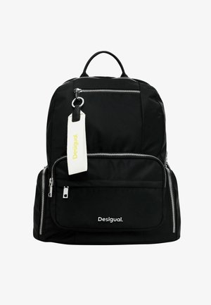 Sac à dos en tissu noir avec plusieurs poches zippées. Présente une étiquette de logo, des accessoires en métal argenté et une forme structurée. Texture lisse.