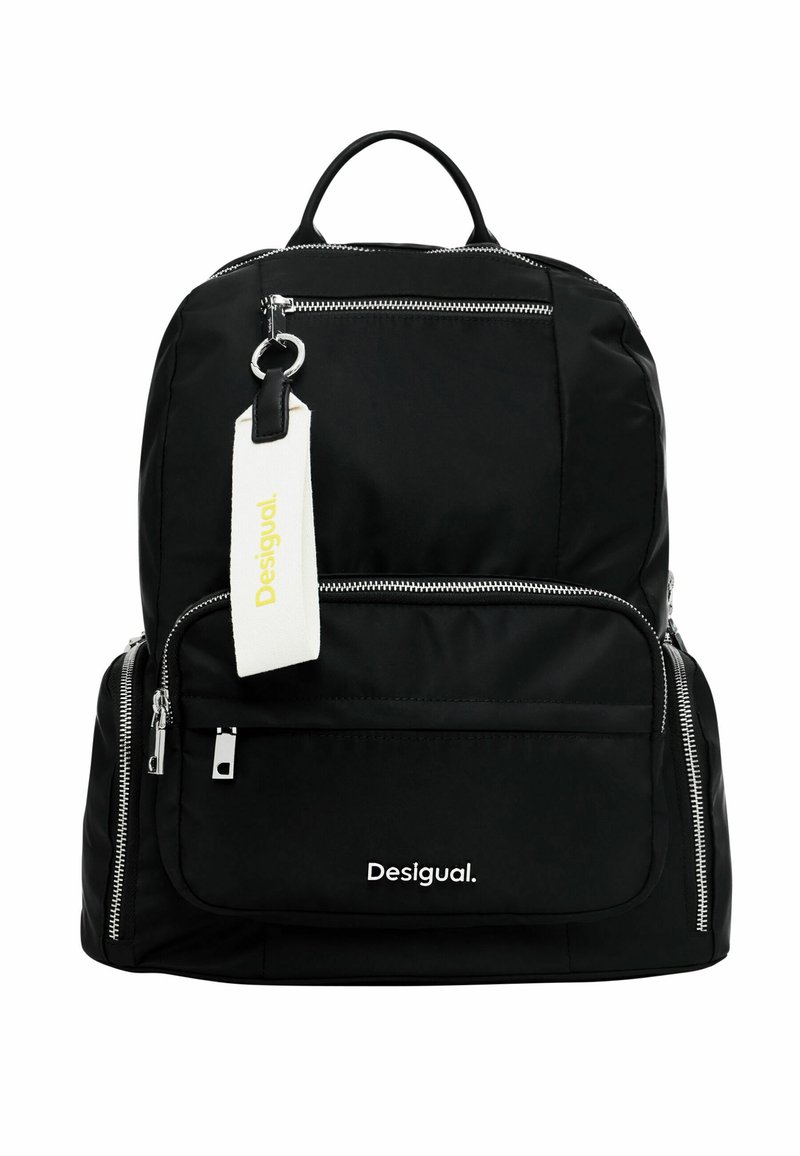 Zwarte stoffen rugzak met meerdere ritssluitingen. Bevat een logo-label, zilveren hardware en een gestructureerde vorm. Glad textuur.
