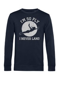 Sudadera de manga larga azul marino hecha de algodón. Presenta un gráfico de una persona volando contra un gran círculo blanco con el texto "SOY TAN GENIAL QUE NUNCA ATERRIZO."