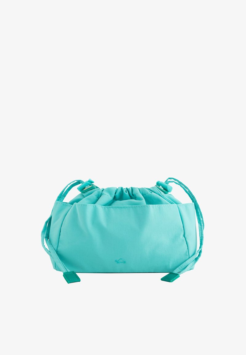 Turkos tygdragsäck med en snörd topp och justerbara band. Har en slät yta och en liten logotyp präglad på framsidan.