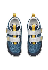 Niebieskie dzianinowe buty z szarymi akcentami, z żółtymi hakami i zapięciami na rzep. Okrągły czubek i biała gumowa podeszwa. Miękki, teksturowany materiał cholewki.