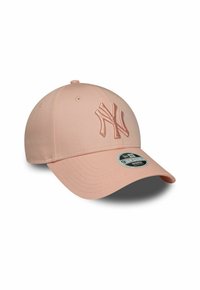 Cappello in morbido tessuto rosa, design strutturato con visiera curva. Presenta il logo NY ricamato e un'etichetta di taglia sul lato interno della visiera.