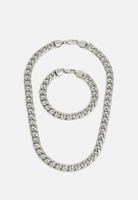 Metal kæde halskæde og armbånd sæt. Sølvfarve, tykke led, glat tekstur, med sikre låse. Begge stykker har et ensartet design.