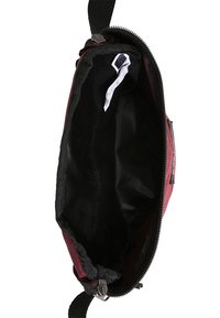Bolsa de tela roja con cierre de cremallera. El interior es negro con una textura suave. Incluye una etiqueta visible en el interior. Correa resistente adjunta.