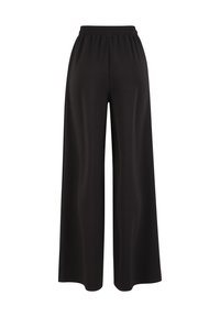 Fekete, széles lábú nadrág sima, rugalmas anyagból, elasztikus derékkal; bokáig érő, áramló vonalvezetésű.