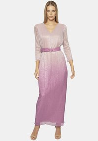 Długa, plisowana sukienka przechodząca od jasnego różu do ciemnego fioletu. Posiada dekolt w serek, długie rękawy oraz talię z paskiem zakończonym okrągłą klamrą.