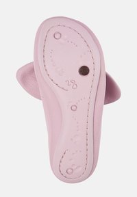 Plantilla rosa con una textura suave, que presenta patrones en relieve similares a burbujas y un borde cosido. Logotipo redondo incrustado en el material.