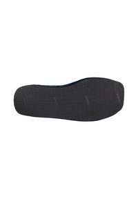 Suela de zapato de goma negra con un patrón texturizado, que presenta ranuras para tracción y una forma de punta curvada. Superficie overall lisa.