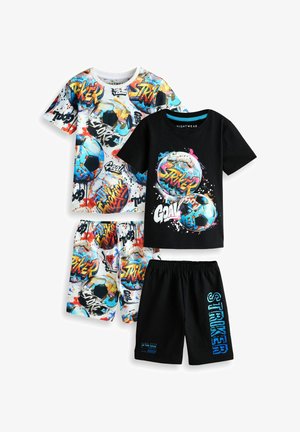 Due paia di pigiami per bambini a tema calcistico abbinati, con magliette grafiche e pantaloncini, caratterizzati da colorati palloni da calcio e testo "Striker".