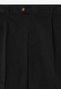 Μαύρο παντελόνι καστόρι με κουμπί, φαρδιές πιέτες και κατακόρυφη υφή ραβδώσεων.