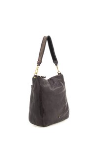 Borsa a spalla in pelle nera con un design morbido, dotata di una tracolla decorata e dettagli in acciaio dorato. Tessuto liscio, silhouette casual.