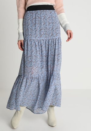 Jupe midi fluide bleue à fleurs avec un design en étages, dotée d'une ceinture élastique noire. Fabriquée à partir d'un tissu léger avec des motifs floraux délicats.