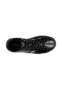 Sneaker alta nera in pelle con finitura testurizzata, punta rotonda, chiusura con lacci e branding sottile. Presenta una suola liscia e fori per i lacci.