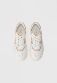 Zapatillas de cuero blanco con acentos de ante beige, puntera perforada y cordones beige. Nombre de la marca "VALENTINO" visible en las plantillas.