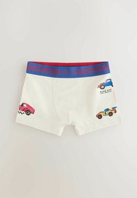 Vita bomullshorts med en randig midjeband i blått och rött. Har färgglada tecknade racerbilsdesign på framsidan och sidorna.