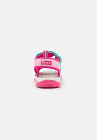 Otroški sandali s pink in belo zasnovo, z nastavljivimi trakovi, oblazinjenim podplatom in logotipom na peti.