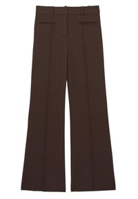 Pantaloni marrone scuro su misura con pieghe frontali, passanti per cintura e due tasche a filetto sul retro, mostrati distesi su sfondo bianco.