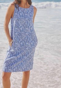 Ärmelloses blaues Kleid mit einem Blattmuster, aus leichtem Stoff gefertigt. Verfügt über seitliche Taschen und eine lässige Passform. Geeignet für Strandmode.