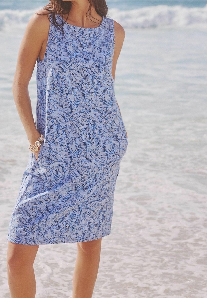 Ärmelloses blaues Kleid mit einem Blattmuster, aus leichtem Stoff gefertigt. Verfügt über seitliche Taschen und eine lässige Passform. Geeignet für Strandmode.