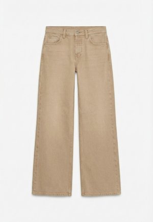 Μπεζ τζιν με ίσιο ύψος ποδιού, κούμπωμα με κουμπί και φερμουάρ μπροστά, μπροστινές και πίσω τσέπες και θηλιές για ζώνη σε λευκό φόντο.