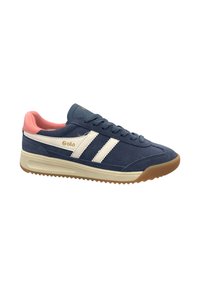 Sneaker blu navy con accenti beige e rosa, tomaia in suede e tessuto, suola in gomma con motivo a zigzag, presenta il logo Gola e strisce bianche.
