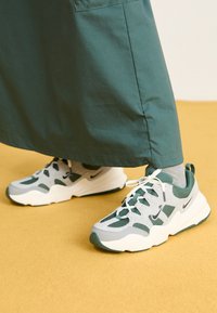 Unselected, light smoke grey/dark smoke grey/vintage green/sail