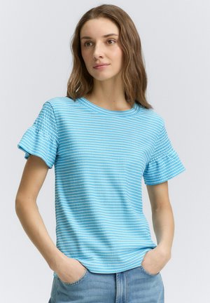 T-shirt à manches courtes rayé bleu clair avec un col rond et des manches à volants, fabriqué à partir d'un tissu doux et texturé. Coupe décontractée.
